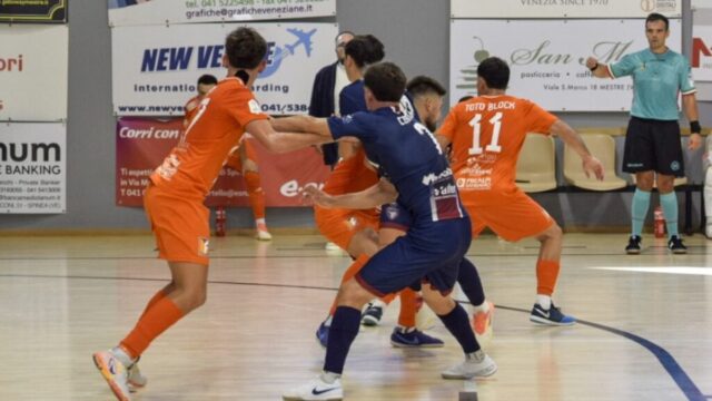 Giocatori in azione durante la prima giornata di Serie A2 Élite