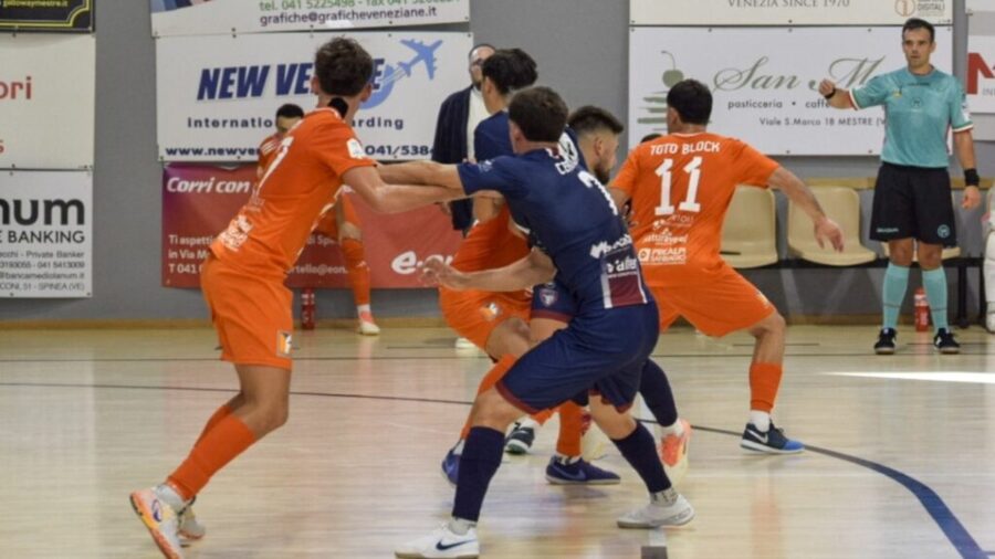 Giocatori in azione durante la prima giornata di Serie A2 Élite