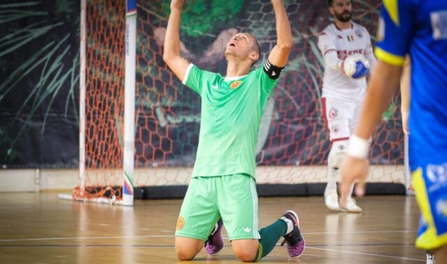 Rodolfo Fortino con la divisa verde della Roma 1927 e la fascia da capitano.