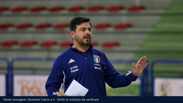 Sebastiano Giuffrida in tuta azzurra impartisce indicazioni a bordo campo.