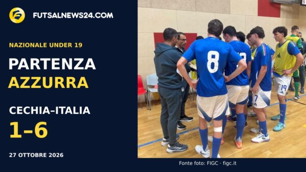 Gli Azzurrini riuniti con lo staff a bordo campo; grafica con il risultato Cechia–Italia 1-6.