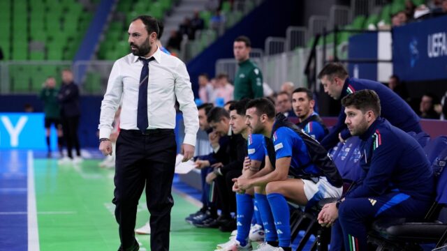 Salvo Samperi davanti alla panchina della Nazionale italiana di futsal