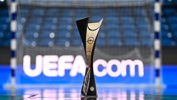 Trofeo del UEFA Women’s Futsal EURO davanti a una porta da futsal