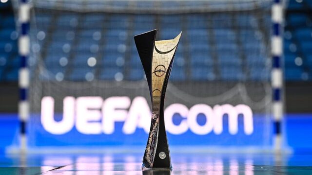 Trofeo del UEFA Women’s Futsal EURO davanti a una porta da futsal