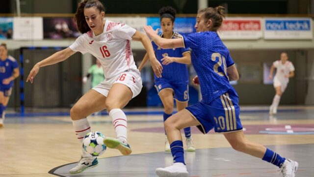 Un’azione di Italia-Spagna nell’Elite Round dell’Europeo femminile di futsal