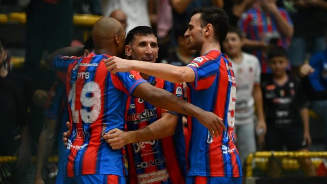 Giocatori della Meta Catania in maglia rossazzurra si abbracciano