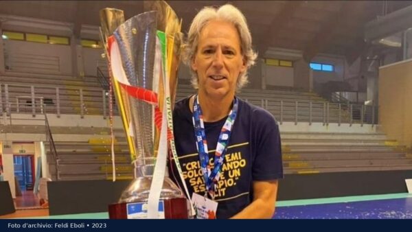 Marcello Serratore accanto a un trofeo della Feldi Eboli.