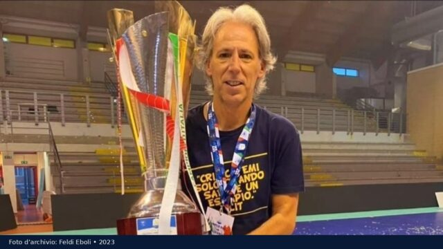 Marcello Serratore accanto a un trofeo della Feldi Eboli.